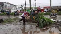 Polisi Turun Tangan Bersihkan Sisa Material Putting Beliung