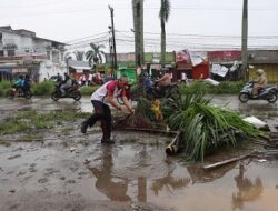 Polisi Turun Tangan Bersihkan Sisa Material Putting Beliung