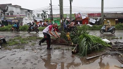 Polisi Turun Tangan Bersihkan Sisa Material Putting Beliung